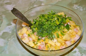 Салат с креветками, ананасом и кукурузой
