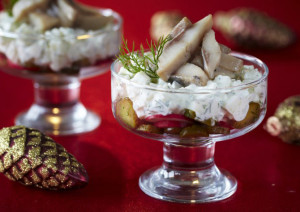 Салат к новогоднему столу с сельдью и маринованными огурцами